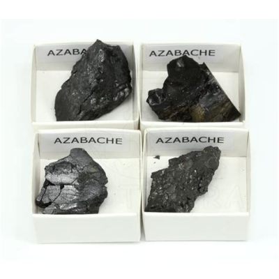  Azabache:  Un Mineral Misterioso en la Fabricación de Joyas y Herramientas Precisas!